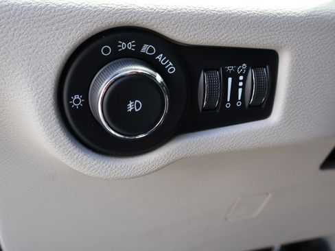 Used 2023 Chrysler Pacifica Limited FWD image 26