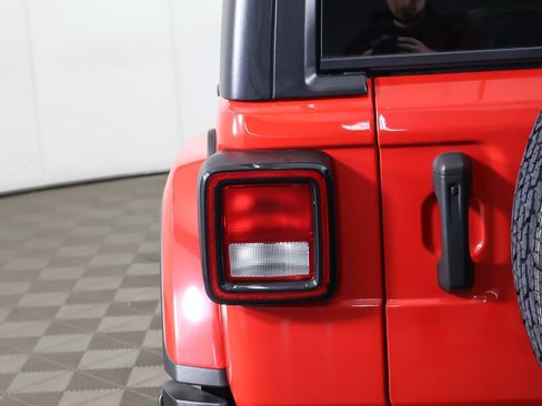 Used 2022 Jeep Wrangler Unlimited Sahara w/ Cold Weather Group AWD/4WD image 13