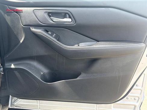 Used 2024 Nissan Rogue SV FWD image 13