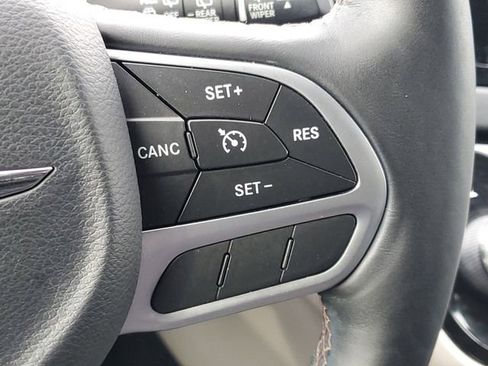 Used 2017 Chrysler Pacifica Touring-L Plus image 23