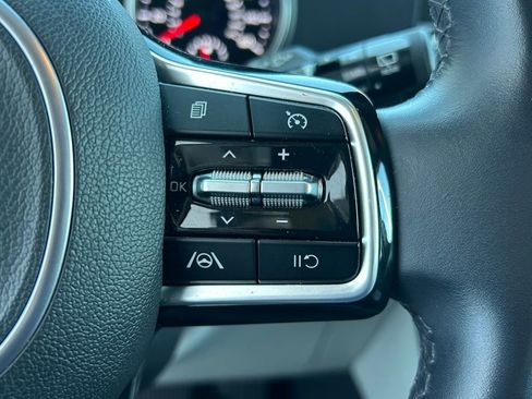 Used 2024 Kia Carnival LX image 18