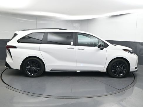 Used 2025 Toyota Sienna XSE image 9