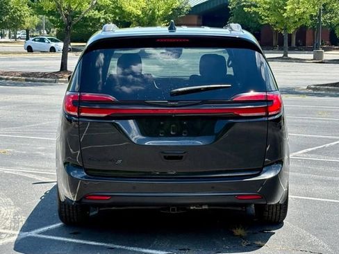 Used 2021 Chrysler Pacifica Touring w/ Uconnect Theater Family Group FWD image 6