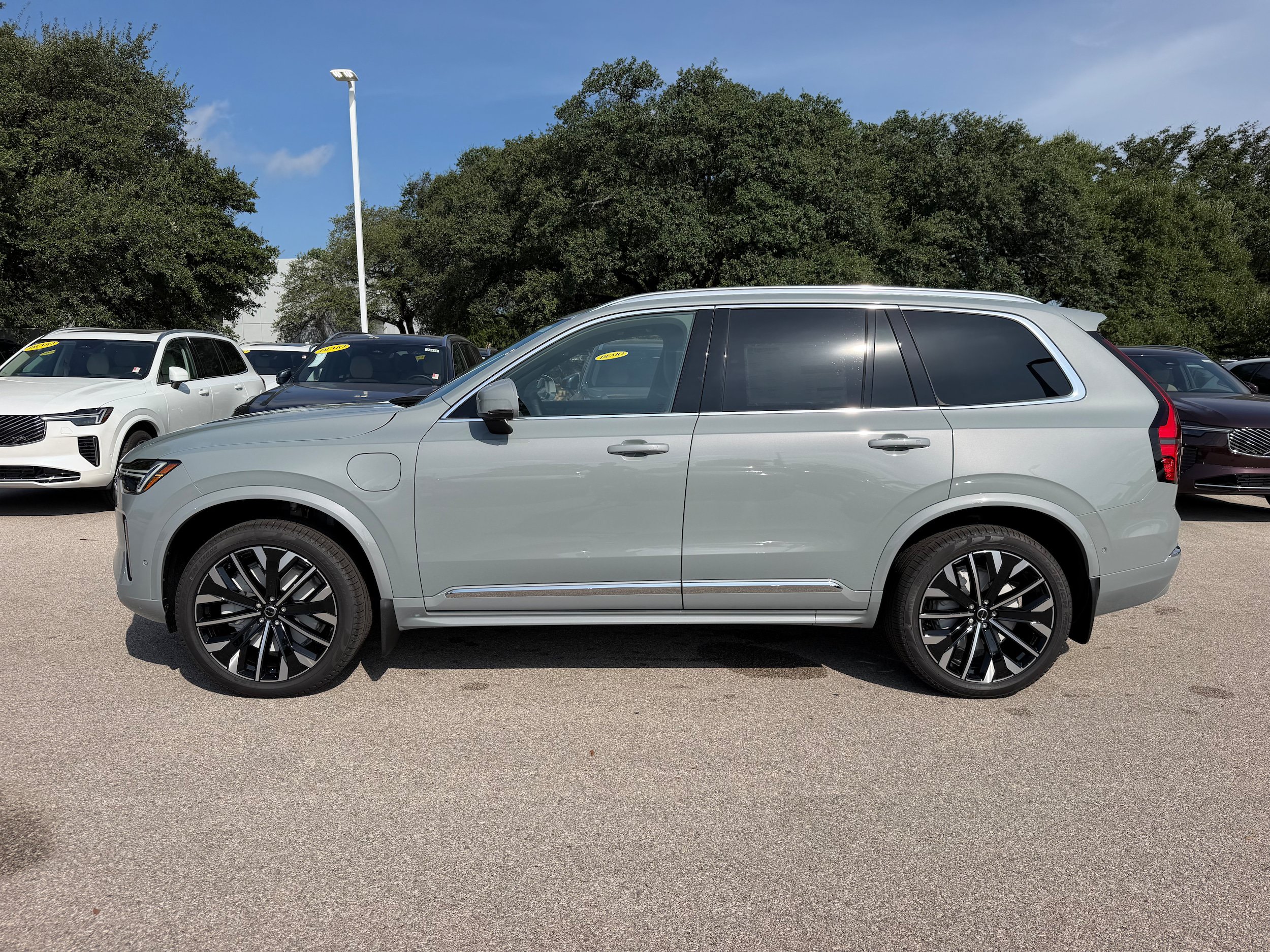 New 2026 Volvo XC90 T8 Plus w/ Protection Package Premier AWD/4WD image 3