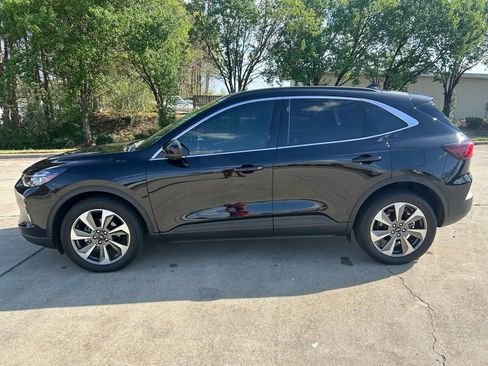 Used 2023 Ford Escape Platinum image 2