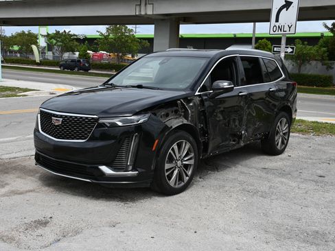 Used 2021 Cadillac XT6 Premium Luxury FWD image 3