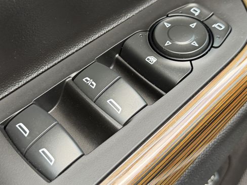 Used 2023 GMC Acadia SLE w/ Driver Convenience Package FWD image 5