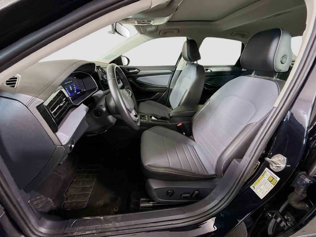 Used 2025 Volkswagen Jetta SE FWD image 21