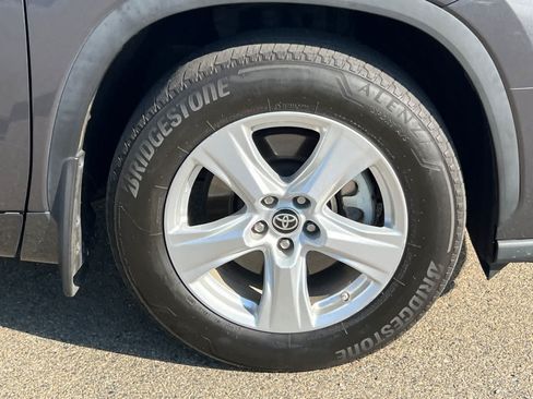 Used 2022 Toyota Highlander LE AWD/4WD image 17