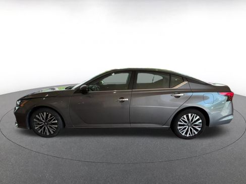 Used 2025 Nissan Altima 2.5 SV FWD image 8