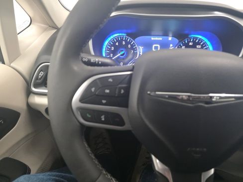 Used 2024 Chrysler Pacifica Touring-L image 15