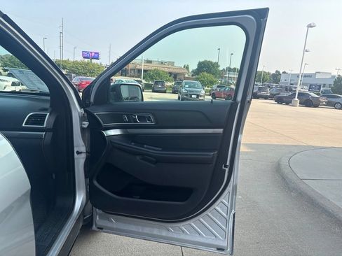 Used 2019 Ford Explorer XLT w/ Equipment Group 202A AWD/4WD image 21