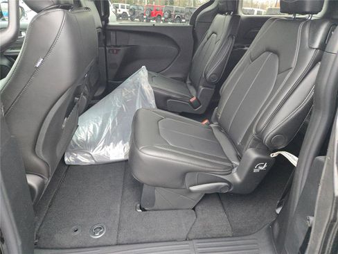 New 2026 Chrysler Pacifica Select image 19