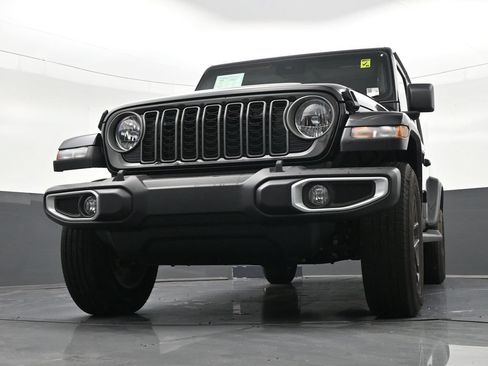 Used 2025 Jeep Gladiator Sport AWD/4WD image 29