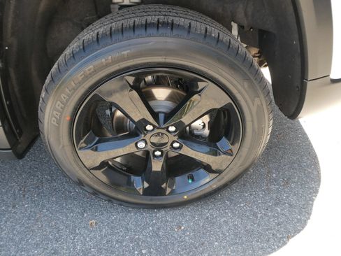 Used 2023 Jeep Grand Cherokee Altitude AWD/4WD image 35
