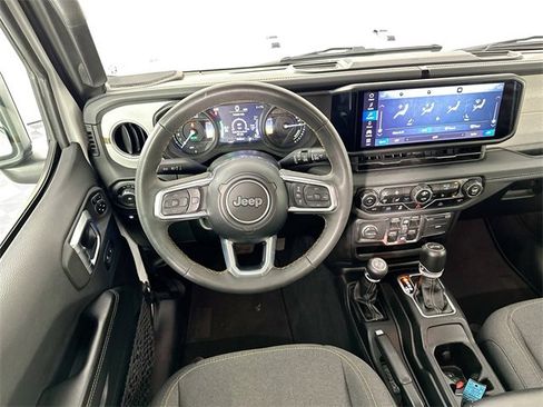 Used 2024 Jeep Wrangler Unlimited Sahara image 10