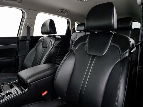 Certified 2025 Kia Sorento S image 8