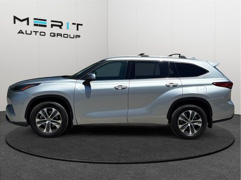 Used 2021 Toyota Highlander XLE AWD/4WD image 5