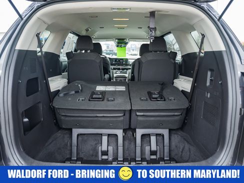 Used 2023 Kia Carnival LX image 9