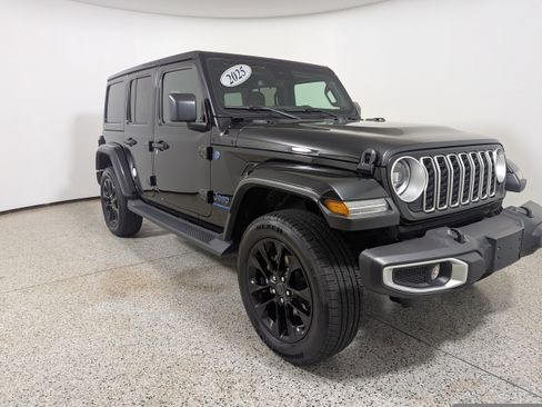 Used 2025 Jeep Wrangler Unlimited Sahara AWD/4WD image 1
