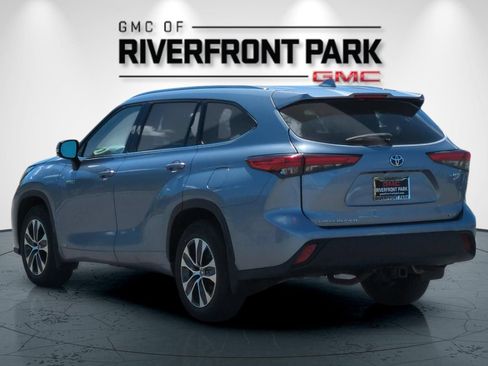 Used 2020 Toyota Highlander XLE AWD/4WD image 5