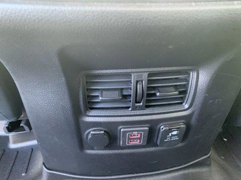 Used 2023 Nissan Titan SV w/ SV Convenience Package image 23