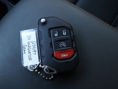 Used 2024 Jeep Gladiator Mojave w/ Technology Group image 40