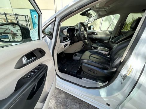 Used 2024 Chrysler Pacifica Touring-L image 15