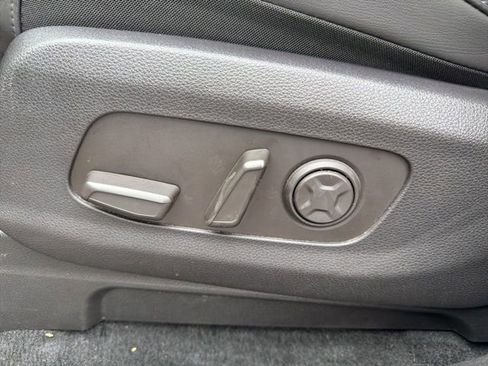 Used 2025 Kia Carnival FWD image 16