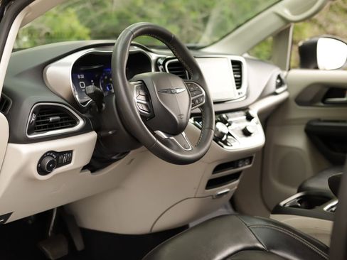 Used 2023 Chrysler Pacifica Touring-L FWD image 9