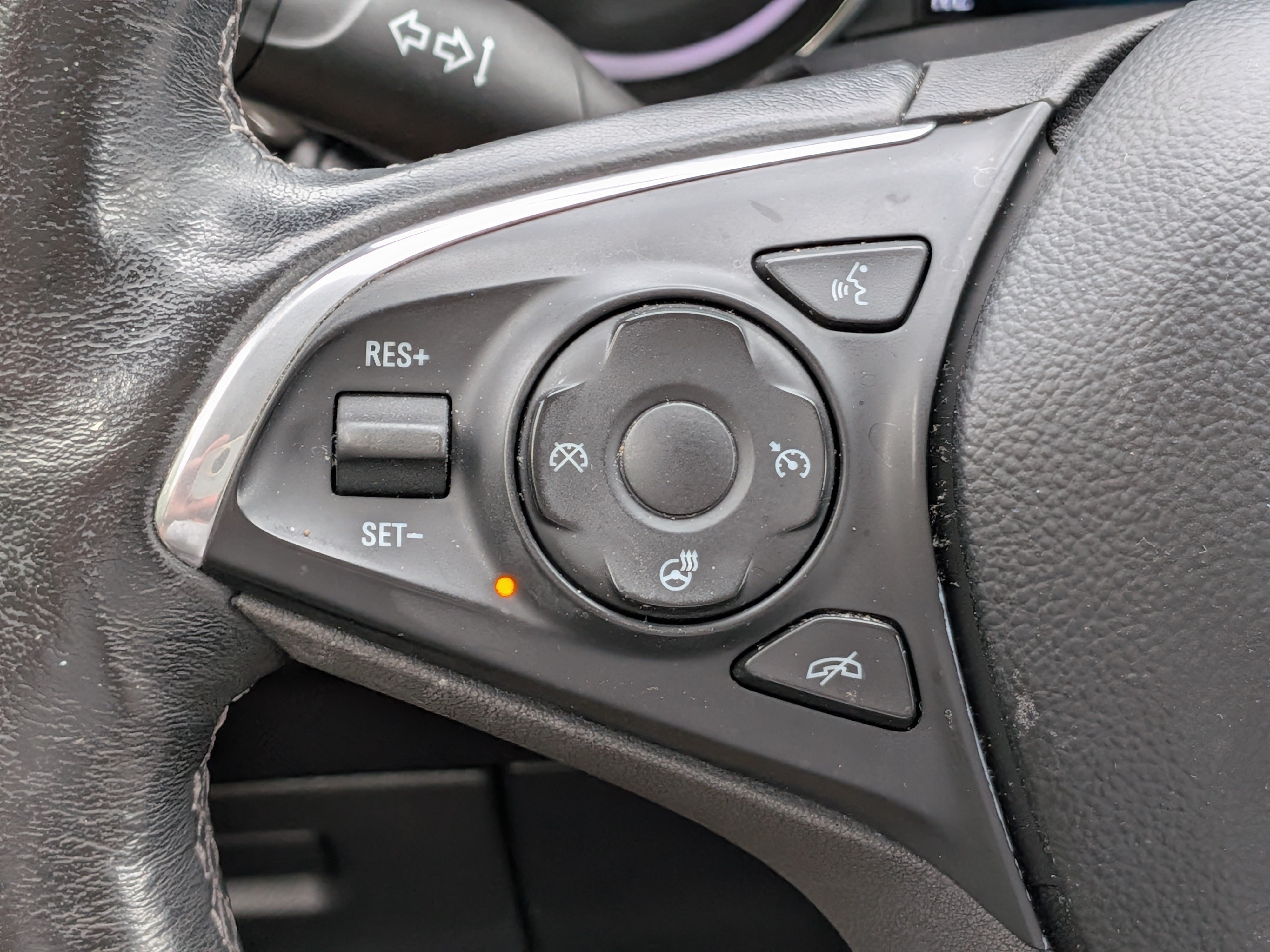 Used 2020 Buick Envision Essence w/ LPO, Cargo Package FWD image 25