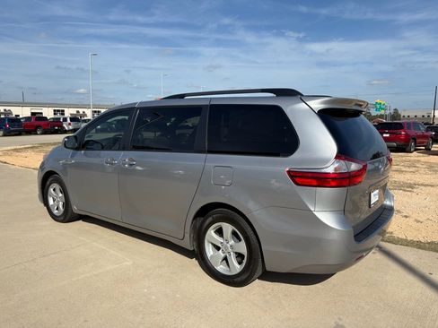 Used 2017 Toyota Sienna LE image 6