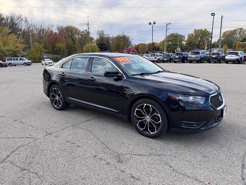 Used 2018 Ford Taurus SHO image 4