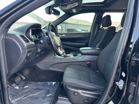 Used 2018 Jeep Grand Cherokee Laredo AWD/4WD image 8