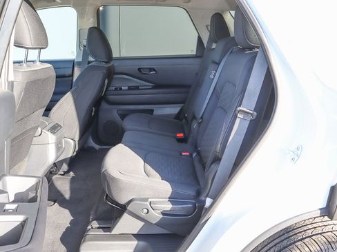 Used 2025 Nissan Pathfinder SV image 8