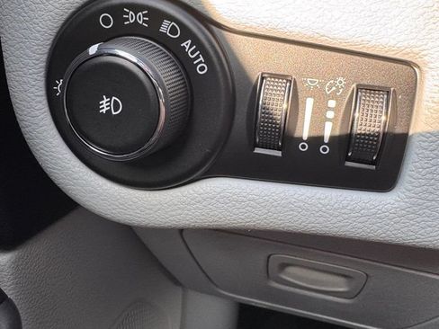 Used 2019 Jeep Cherokee Limited FWD image 23