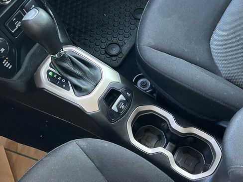 Used 2017 Jeep Renegade Latitude w/ Cold Weather Group image 21