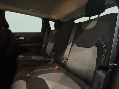 Used 2014 Jeep Cherokee Latitude w/ Comfort/Convenience Group image 8