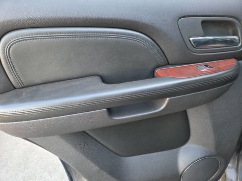 Used 2007 Cadillac Escalade AWD w/ Information Package image 9