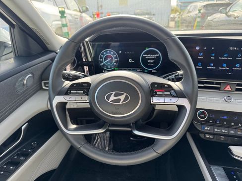 Used 2025 Hyundai Elantra Limited image 28