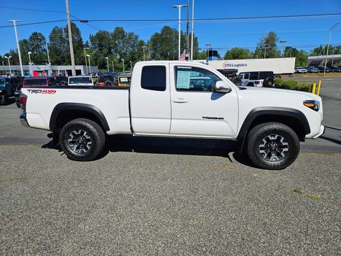 Used 2023 Toyota Tacoma TRD Off-Road w/ TRD Premium Off Road Package AWD/4WD image 6