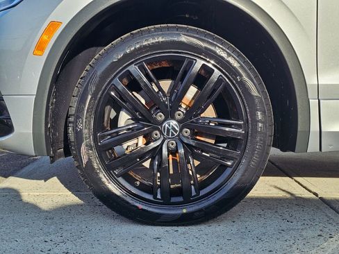 Used 2022 Volkswagen Tiguan SE R-Line image 8
