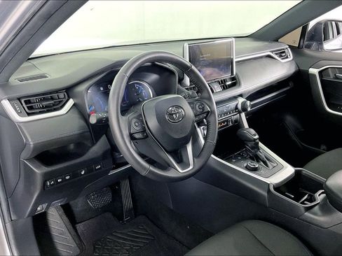 Used 2024 Toyota RAV4 SE image 18