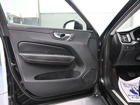 Used 2020 Volvo XC60 T5 Momentum AWD/4WD image 9