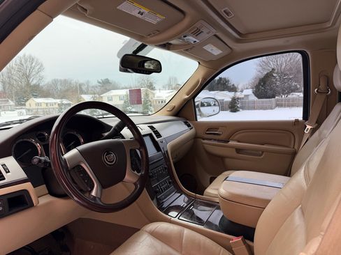 Used 2011 Cadillac Escalade Luxury image 11
