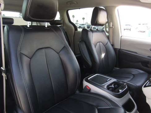 Used 2024 Chrysler Pacifica Touring-L image 10