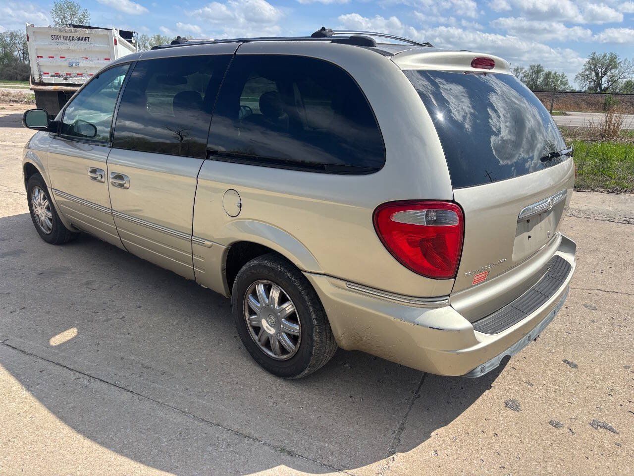 Used 2005 Chrysler Town & Country Limited w/ Trailer Tow Group FWD image 9