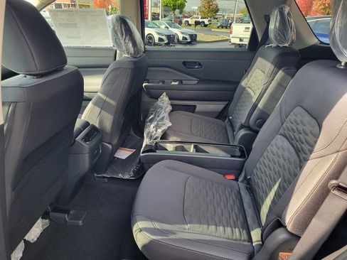 New 2025 Nissan Pathfinder SV w/ SV Premium Package image 31