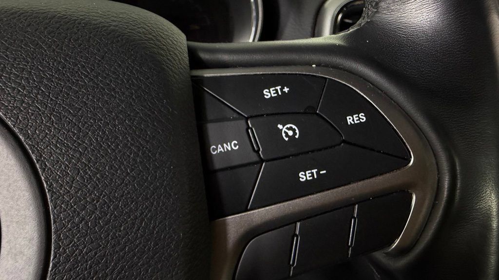 Used 2021 Jeep Grand Cherokee Laredo AWD/4WD image 19