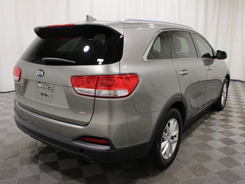 Used 2017 Kia Sorento AWD w/ LX Convenience Package image 29